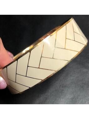 B0120  J.Crew White Chevron Pattern Enamel Bangle Bracelet Gold Tone 7.75"
